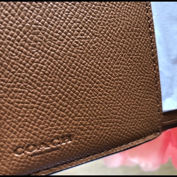 ❌❌SOLD❌❌  Coach Medium Zip Up Wallet - Picture 3 of 3